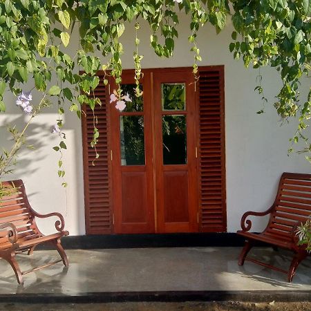 Mandara Rest Bed & Breakfast Хикадува Екстериор снимка
