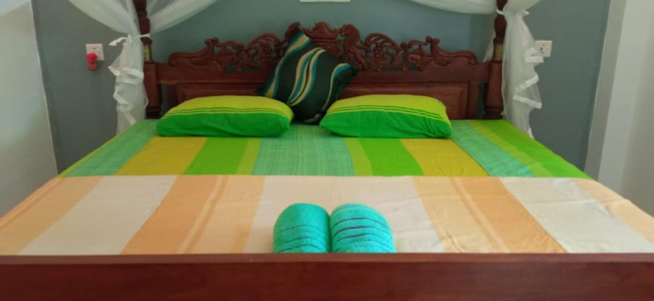 Mandara Rest Bed & Breakfast Хикадува Екстериор снимка