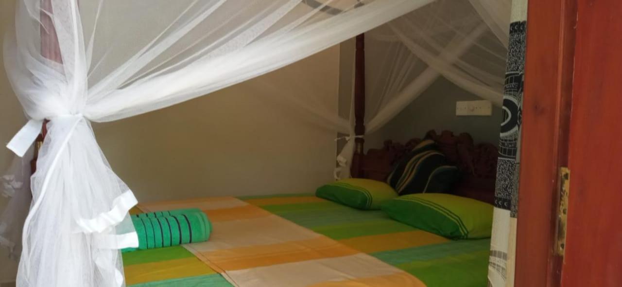 Mandara Rest Bed & Breakfast Хикадува Екстериор снимка
