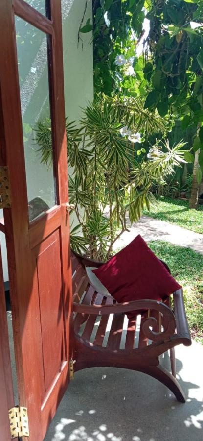 Mandara Rest Bed & Breakfast Хикадува Екстериор снимка
