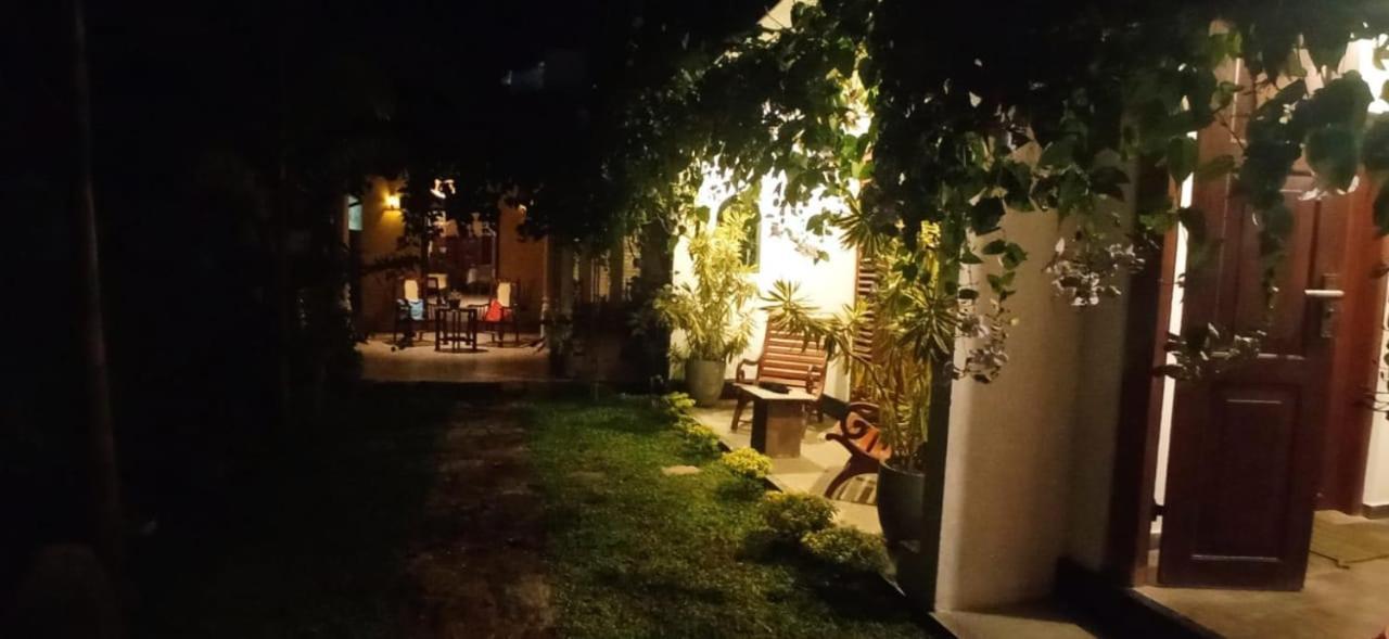 Mandara Rest Bed & Breakfast Хикадува Екстериор снимка