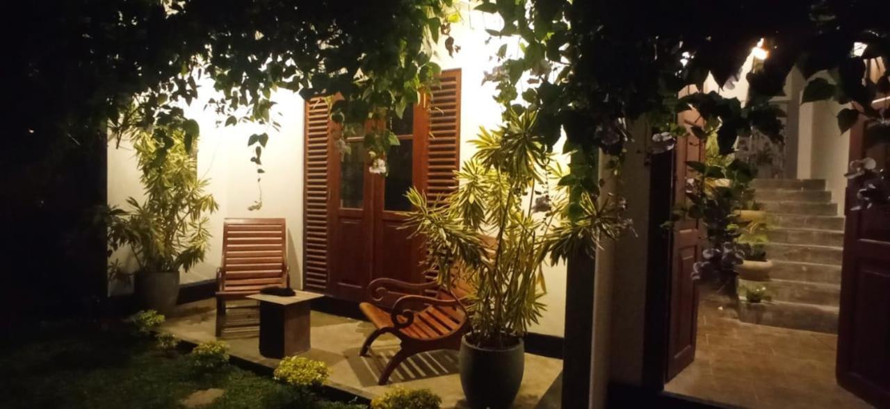 Mandara Rest Bed & Breakfast Хикадува Екстериор снимка