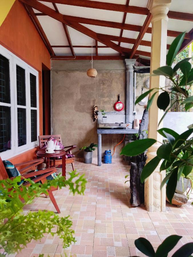Mandara Rest Bed & Breakfast Хикадува Екстериор снимка