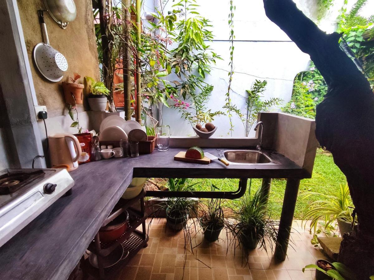 Mandara Rest Bed & Breakfast Хикадува Екстериор снимка
