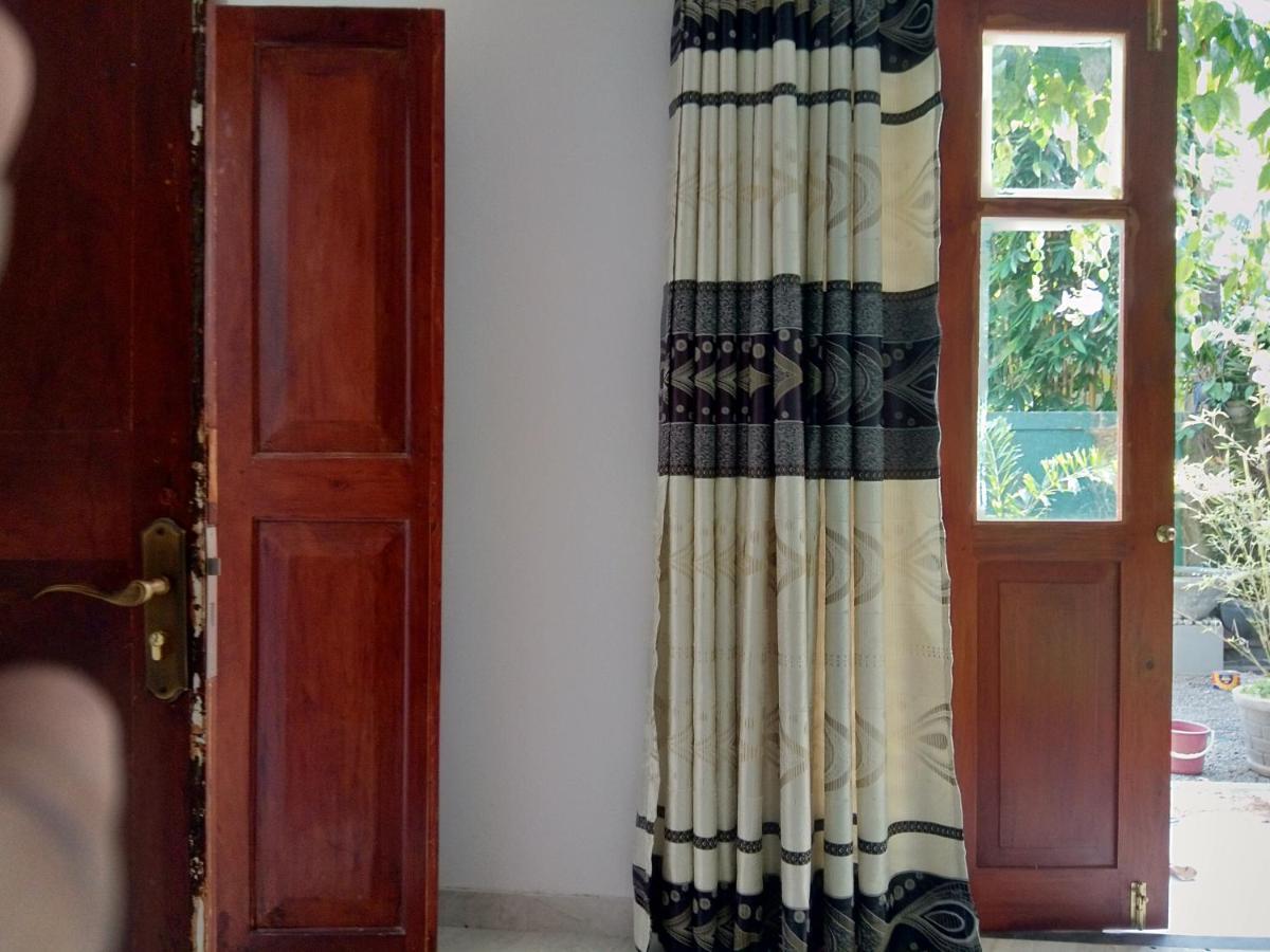 Mandara Rest Bed & Breakfast Хикадува Екстериор снимка